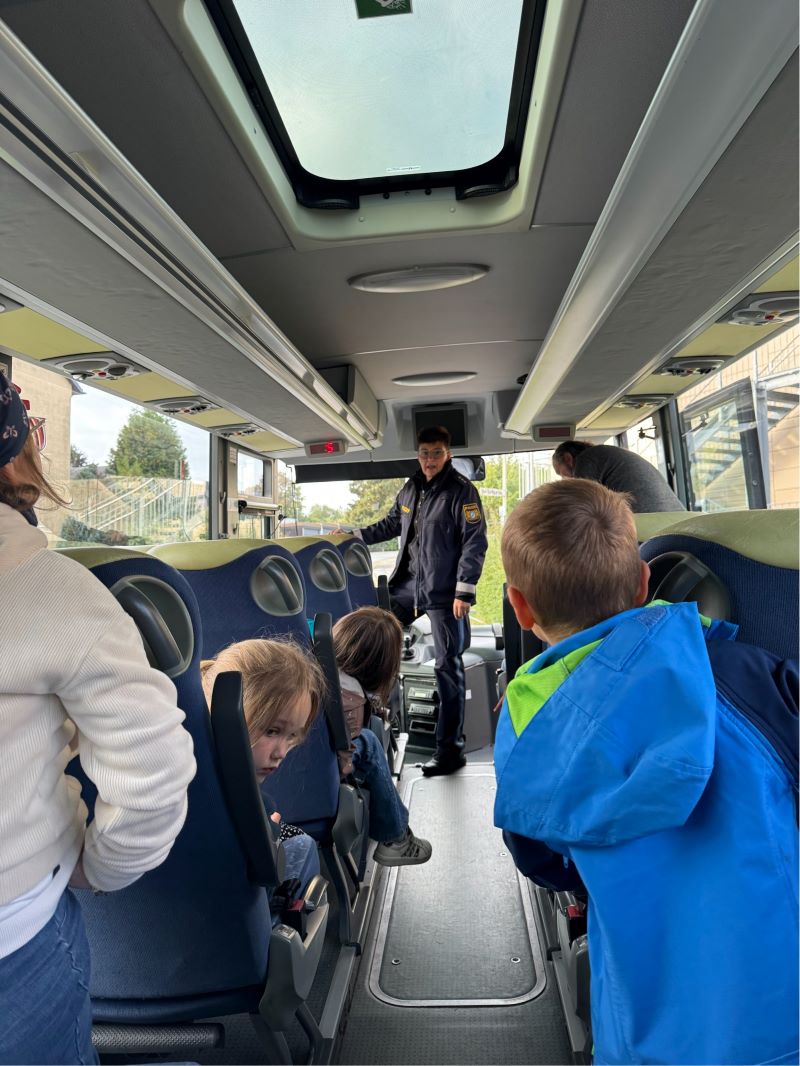 Bus Kinder sitzen