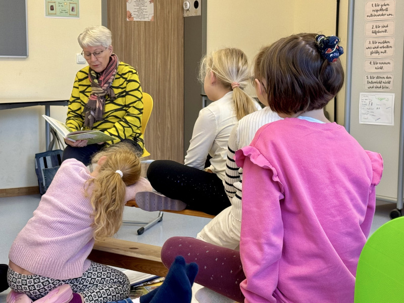 Die Schüler:innen der 3/4 b hören gespannt zu (1)